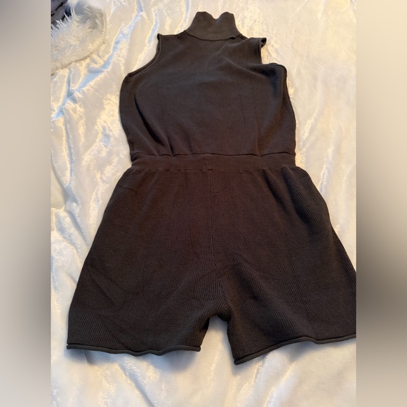 Stylish Sleeveless Green Romper - Picture 10 of 12